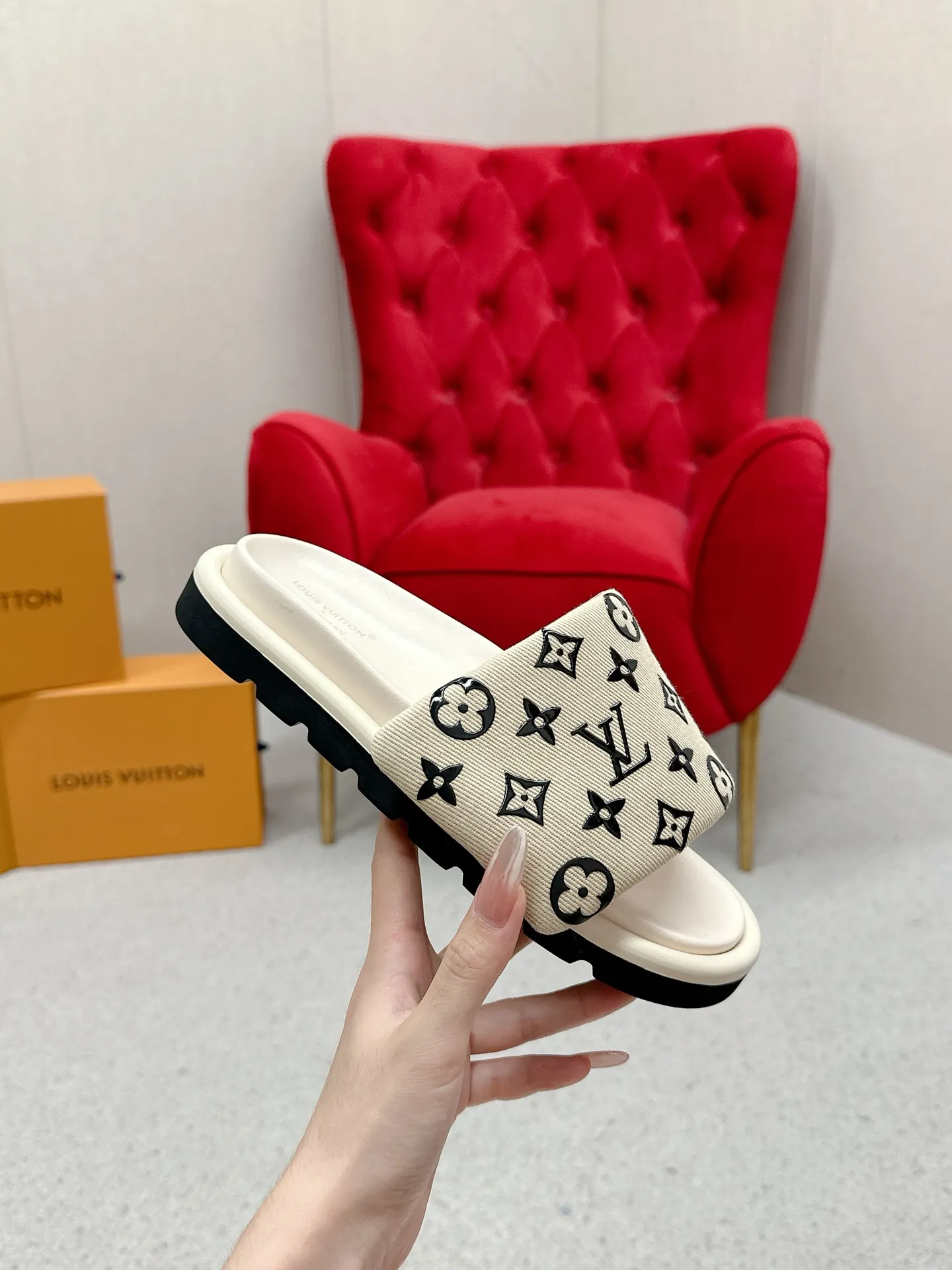 👟👟Ex-factory price 420👟👟 LV Louis Vuitton Full of high-end feel! A popular model among bloggers at home and abroad, it’s retro and fashionable and looks amazing on your feet! Mainly recommended model on the official website★ ━━━━━ ЅᏇєєt ━━━━━ ▪️Upper: original calfskin ➕5D printing process ▪️Inner: imported mixed sheepskin ▪️Outsole: original molded foam outsole ▪️Size: Female 35-40 Men's 39-44 (women's 41 men's 45)